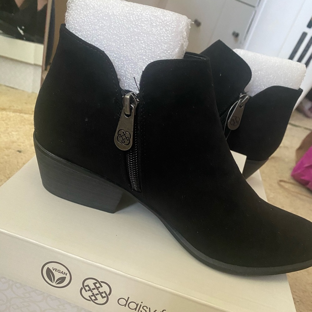Daisy Fuentes Black Suede Booties